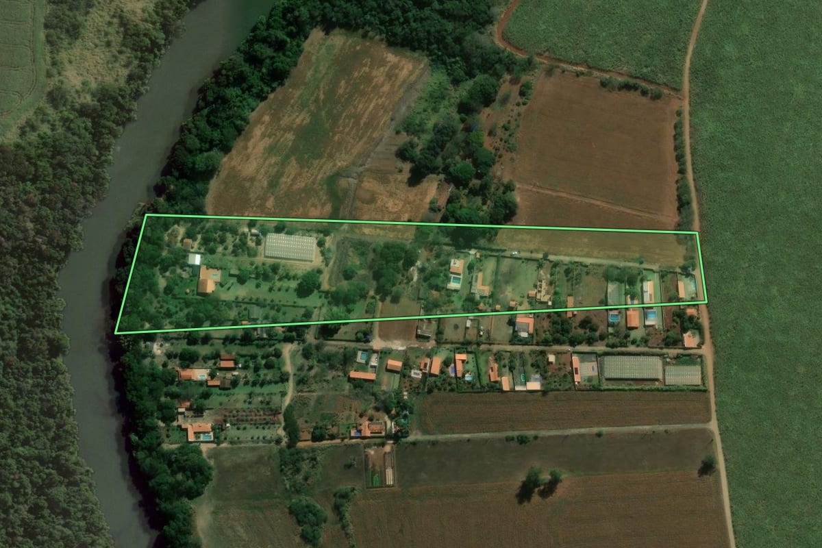Imagem de satélite do imóvel rural em Bandeirantes (PR), com o contorno declarado no CAR desenhado por cima.