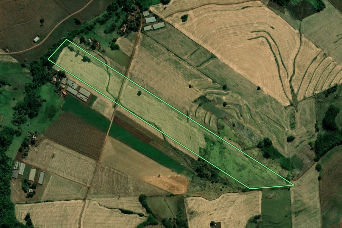 Imagem de satélite do imóvel rural em Bandeirantes (PR), com o contorno declarado no CAR desenhado por cima.