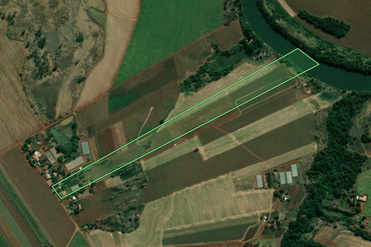 Imagem de satélite do imóvel rural em Bandeirantes (PR), com o contorno declarado no CAR desenhado por cima.