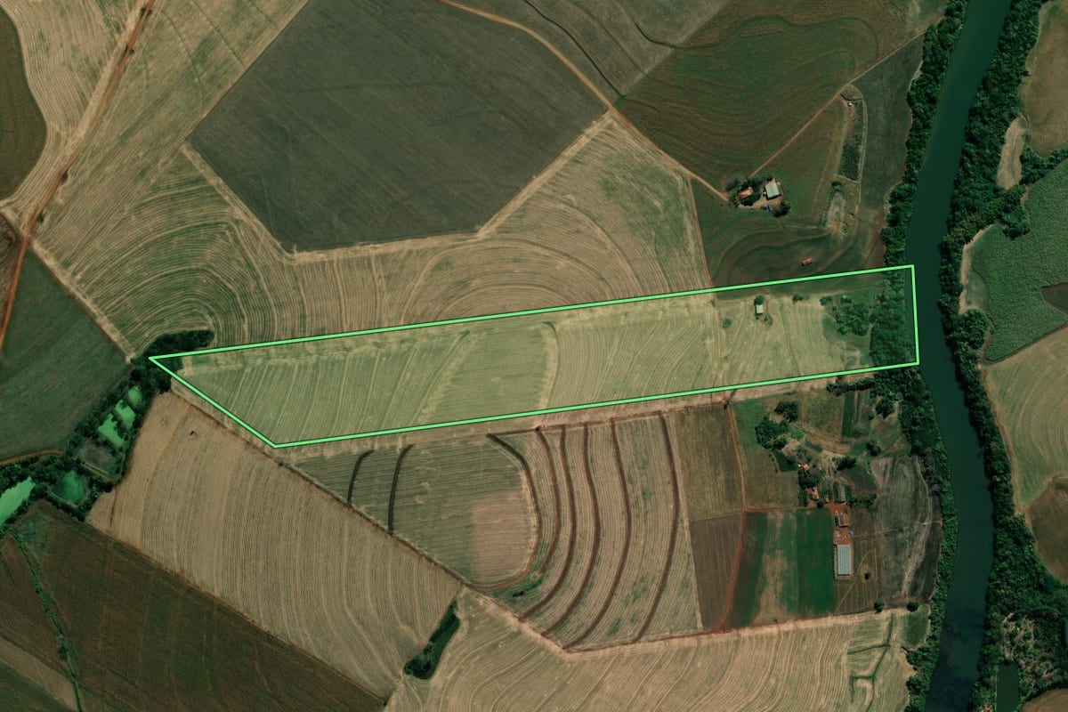 Imagem de satélite do imóvel rural em Bandeirantes (PR), com o contorno declarado no CAR desenhado por cima.