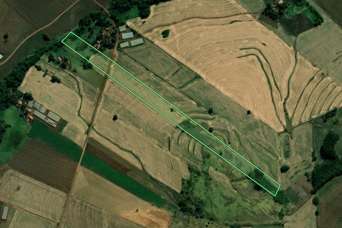Imagem de satélite do imóvel rural em Bandeirantes (PR), com o contorno declarado no CAR desenhado por cima.