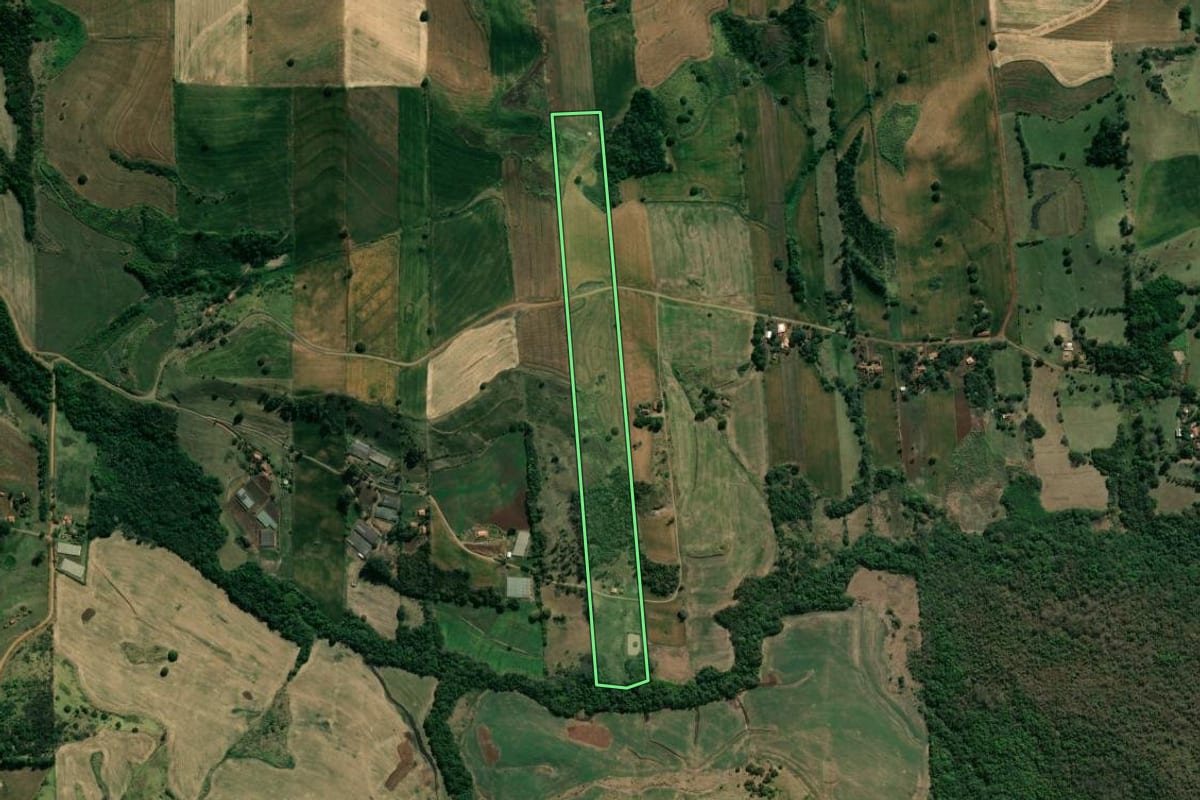 Imagem de satélite do imóvel rural em Bandeirantes (PR), com o contorno declarado no CAR desenhado por cima.