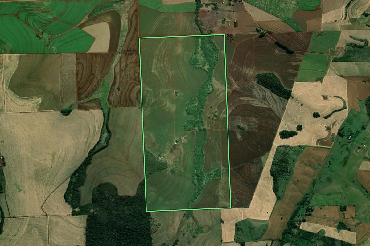 Imagem de satélite do imóvel rural em Bandeirantes (PR), com o contorno declarado no CAR desenhado por cima.