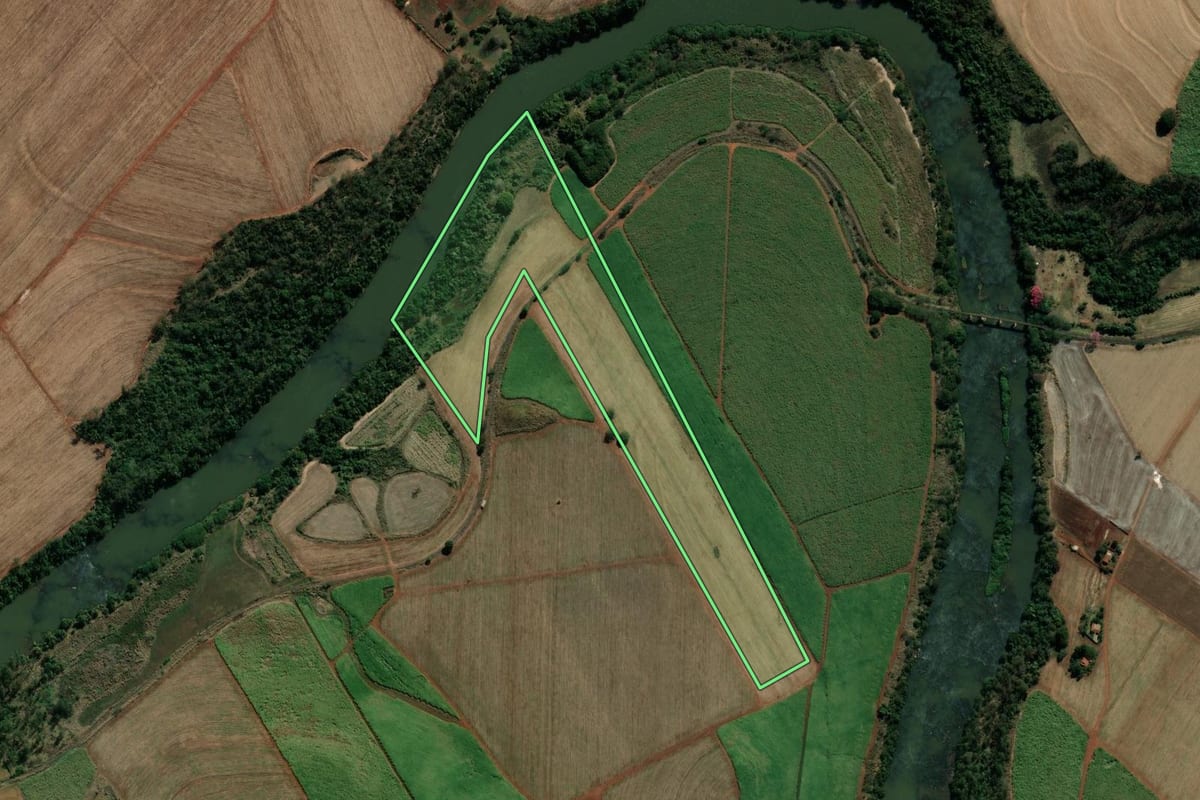 Imagem de satélite do imóvel rural em Bandeirantes (PR), com o contorno declarado no CAR desenhado por cima.