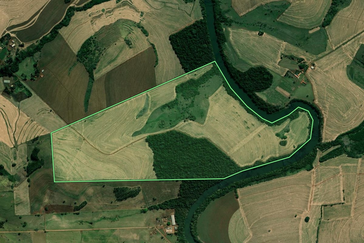 Imagem de satélite do imóvel rural em Bandeirantes (PR), com o contorno declarado no CAR desenhado por cima.