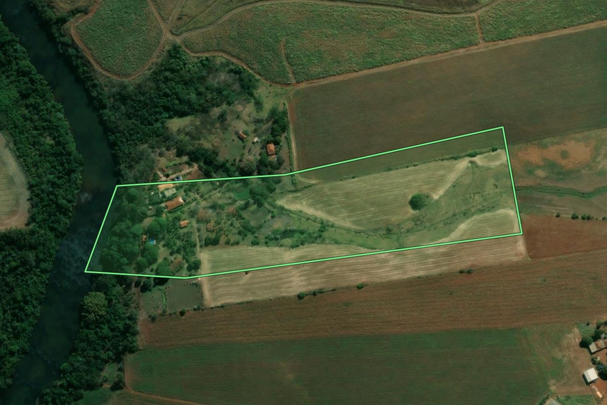 Imagem de satélite do imóvel rural em Bandeirantes (PR), com o contorno declarado no CAR desenhado por cima.