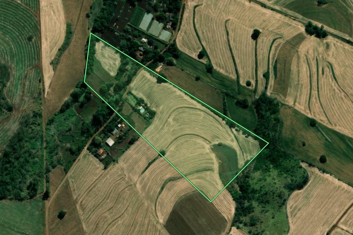 Imagem de satélite do imóvel rural em Bandeirantes (PR), com o contorno declarado no CAR desenhado por cima.