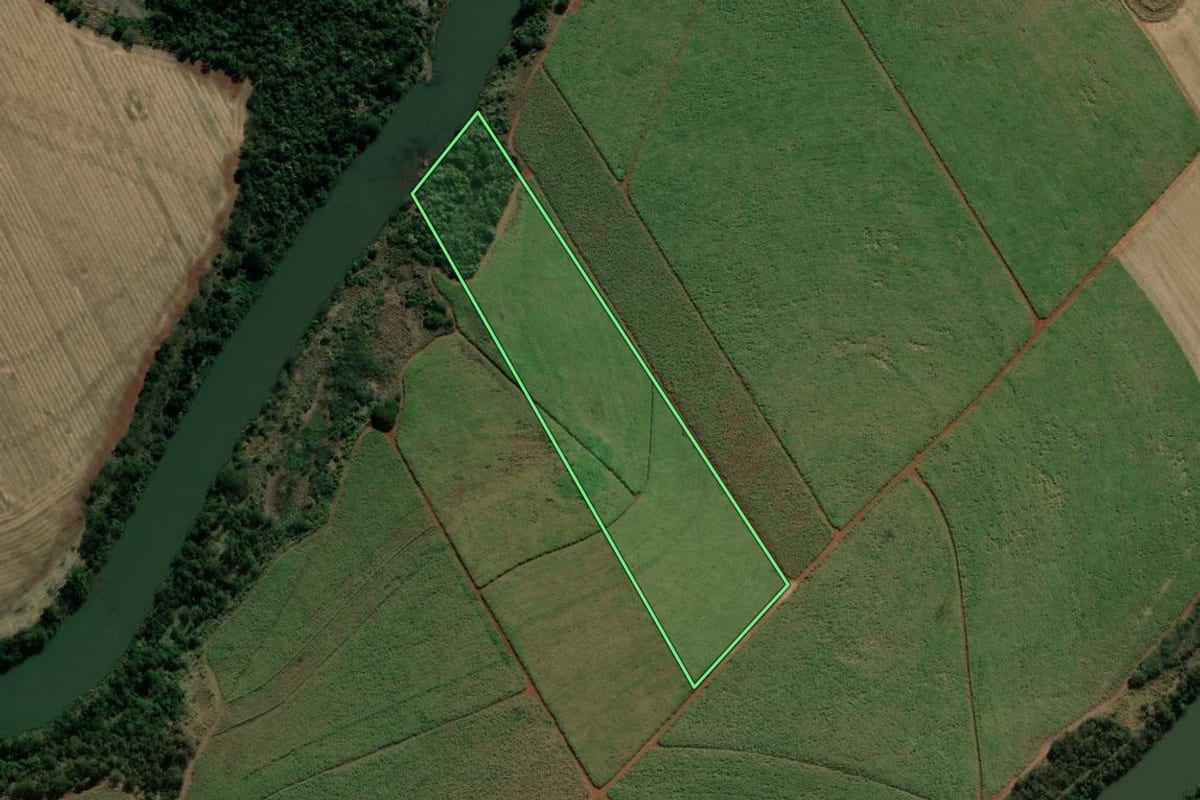 Imagem de satélite do imóvel rural em Bandeirantes (PR), com o contorno declarado no CAR desenhado por cima.