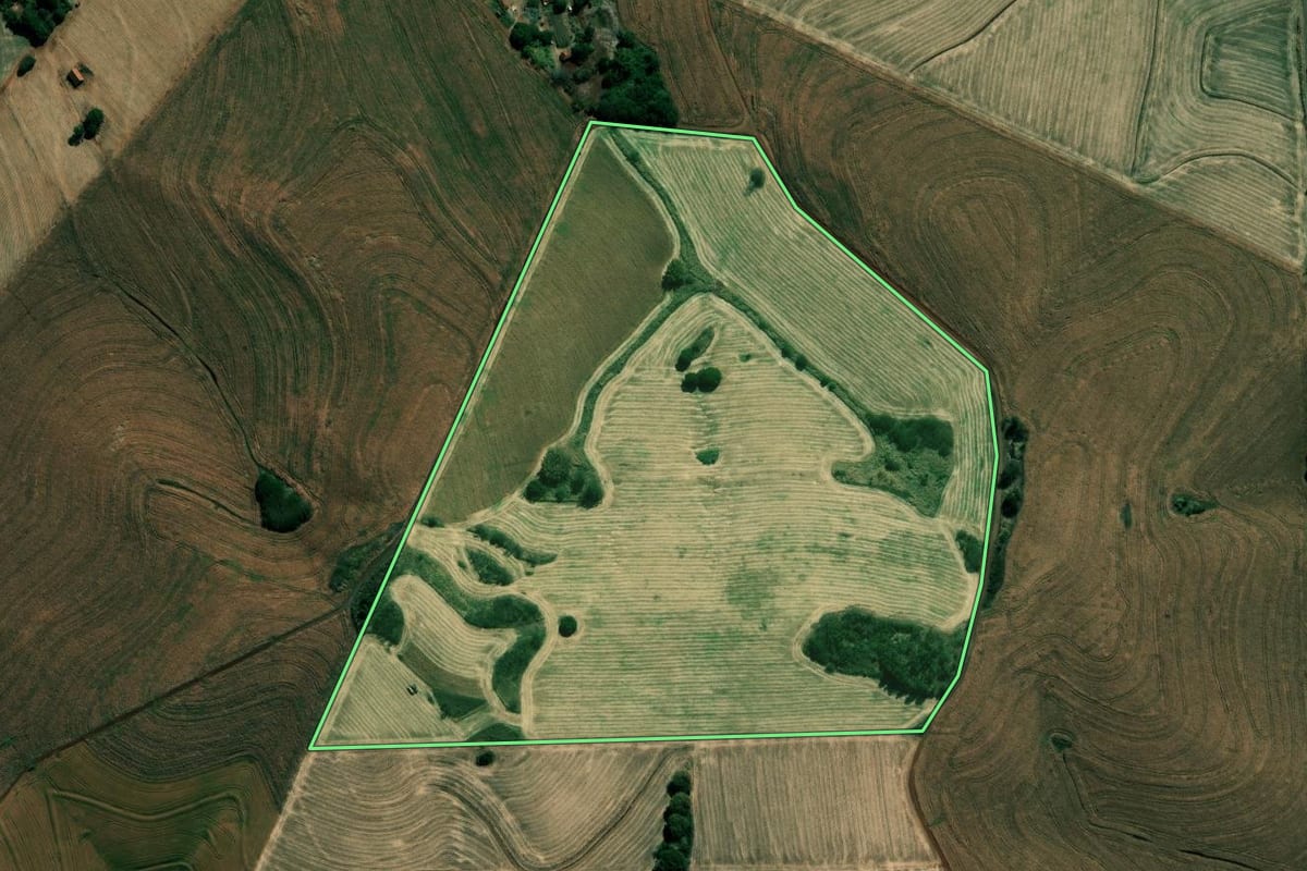 Imagem de satélite do imóvel rural em Bandeirantes (PR), com o contorno declarado no CAR desenhado por cima.