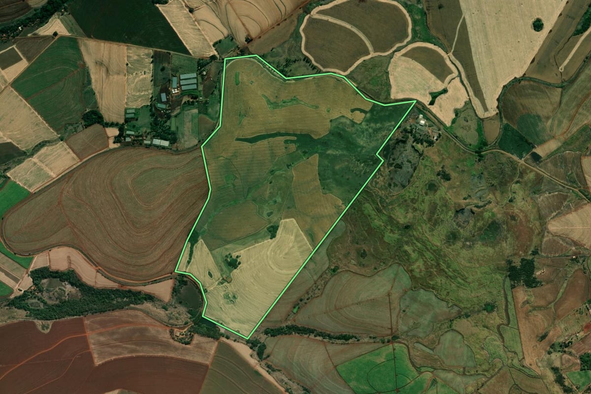 Imagem de satélite do imóvel rural em Bandeirantes (PR), com o contorno declarado no CAR desenhado por cima.