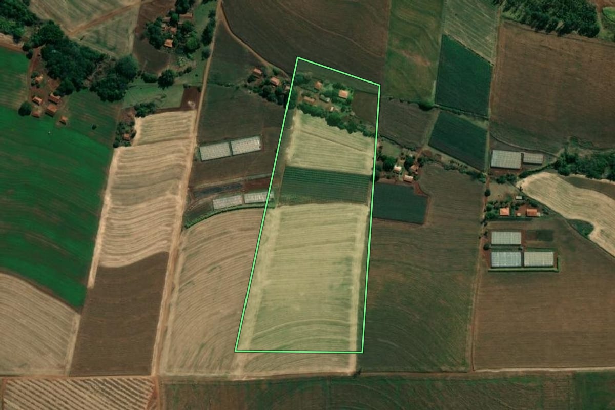 Imagem de satélite do imóvel rural em Bandeirantes (PR), com o contorno declarado no CAR desenhado por cima.