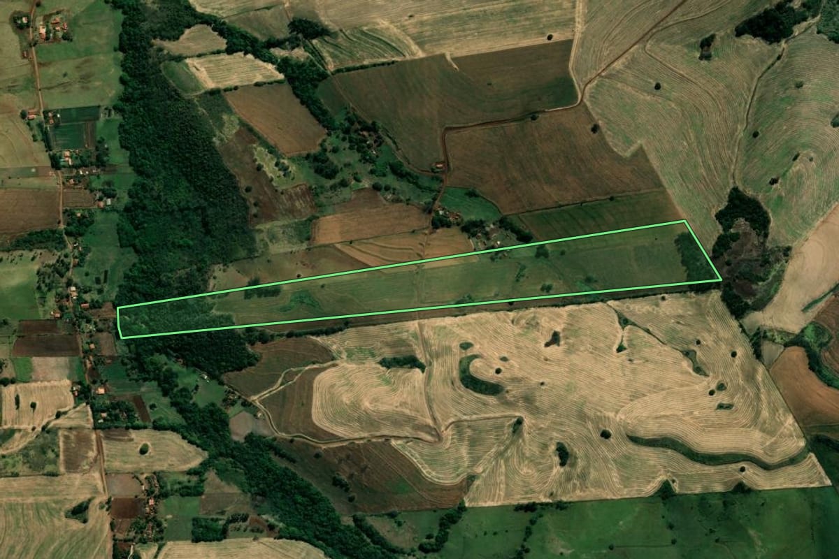 Imagem de satélite do imóvel rural em Bandeirantes (PR), com o contorno declarado no CAR desenhado por cima.