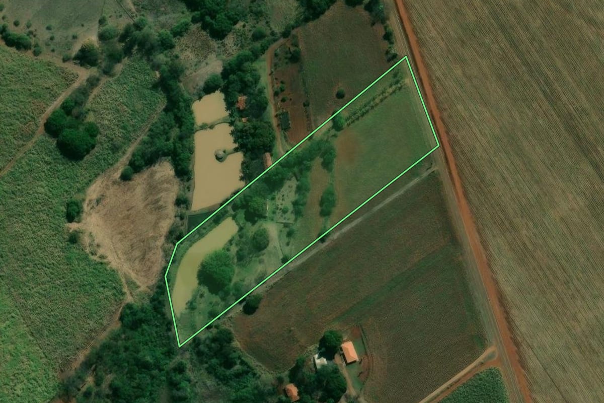 Imagem de satélite do imóvel rural em Bandeirantes (PR), com o contorno declarado no CAR desenhado por cima.