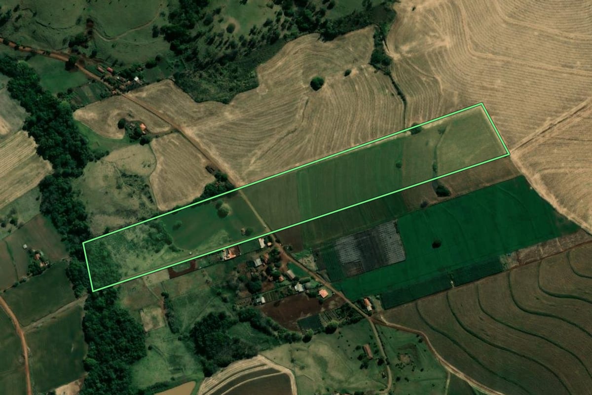 Imagem de satélite do imóvel rural em Bandeirantes (PR), com o contorno declarado no CAR desenhado por cima.