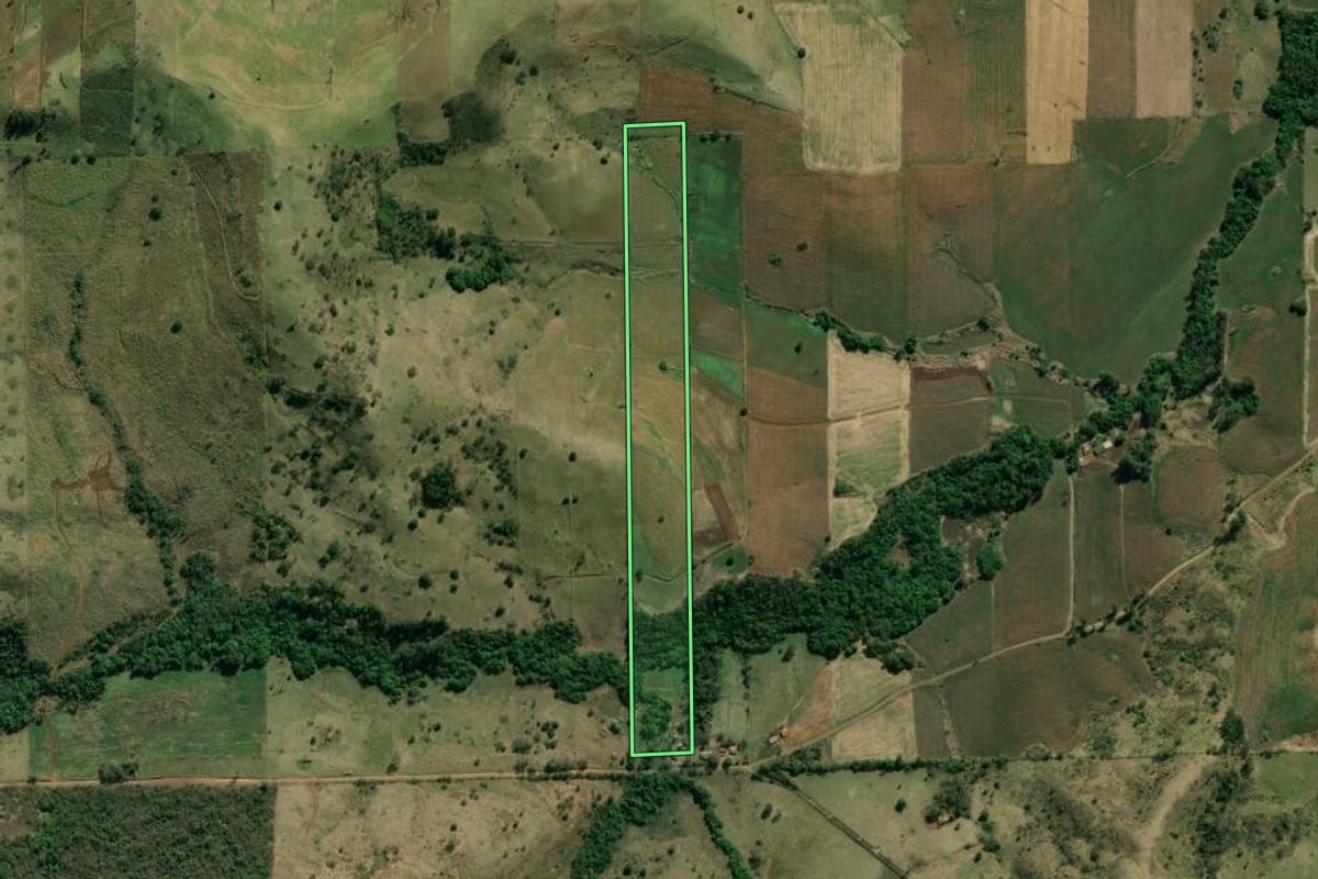 Imagem de satélite do imóvel rural em Bandeirantes (PR), com o contorno declarado no CAR desenhado por cima.