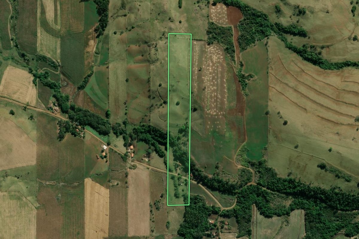 Imagem de satélite do imóvel rural em Bandeirantes (PR), com o contorno declarado no CAR desenhado por cima.