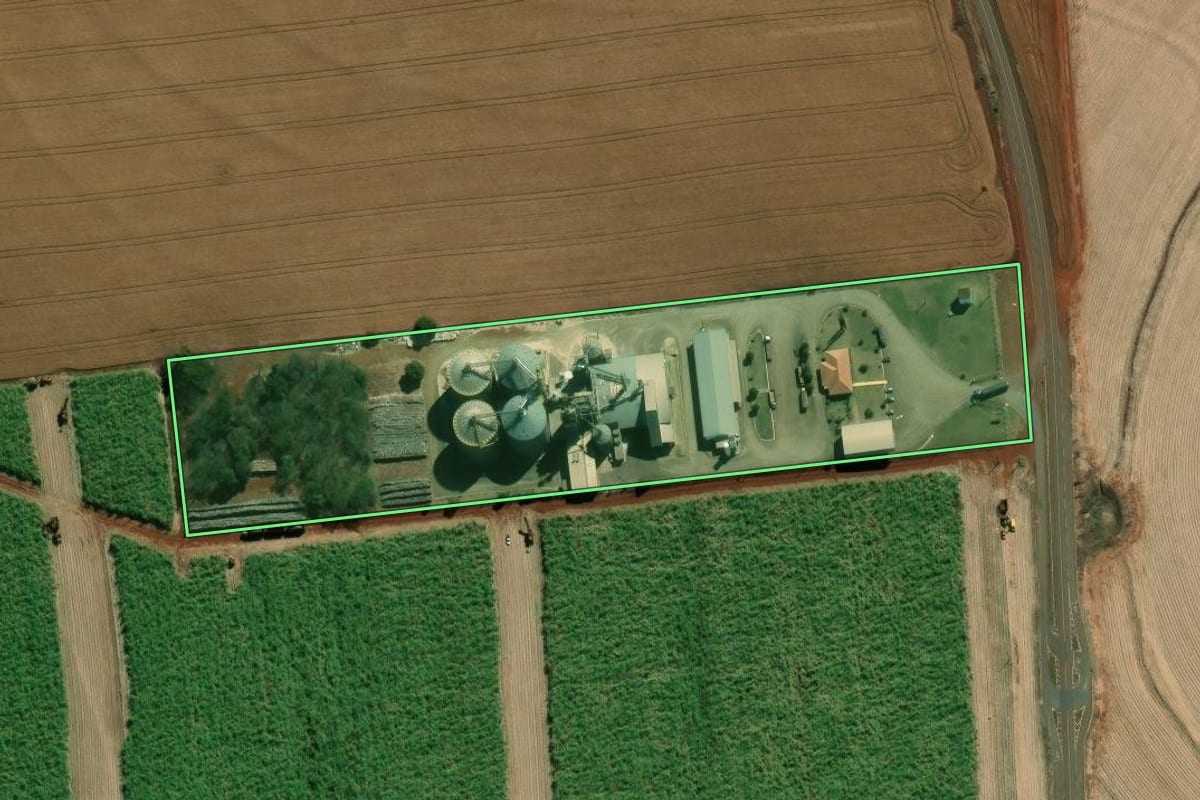 Imagem de satélite do imóvel rural em Bandeirantes (PR), com o contorno declarado no CAR desenhado por cima.