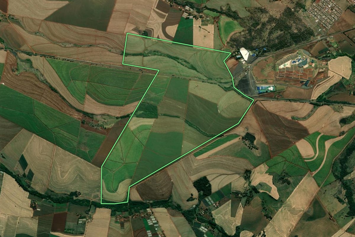 Imagem de satélite do imóvel rural em Bandeirantes (PR), com o contorno declarado no CAR desenhado por cima.