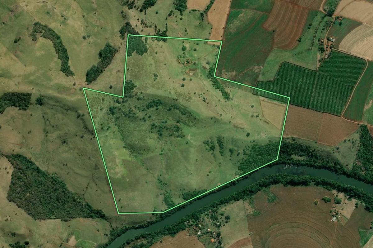 Imagem de satélite do imóvel rural em Bandeirantes (PR), com o contorno declarado no CAR desenhado por cima.