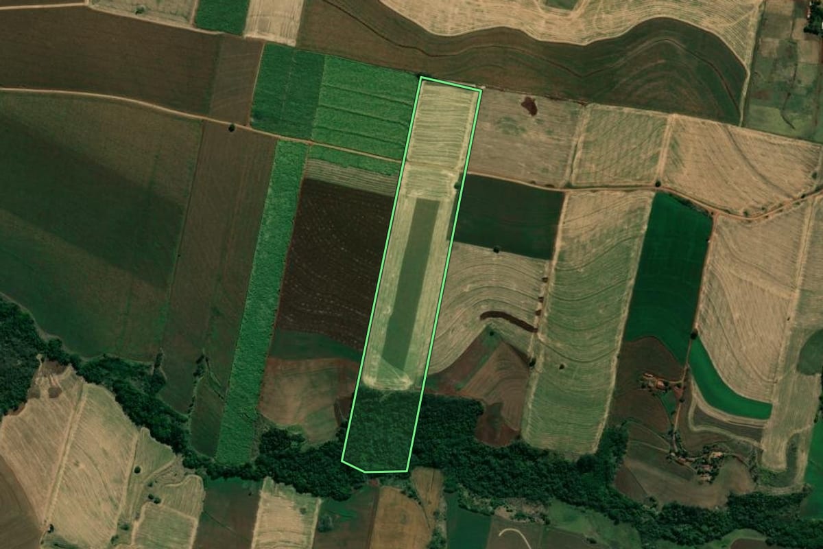 Imagem de satélite do imóvel rural em Bandeirantes (PR), com o contorno declarado no CAR desenhado por cima.
