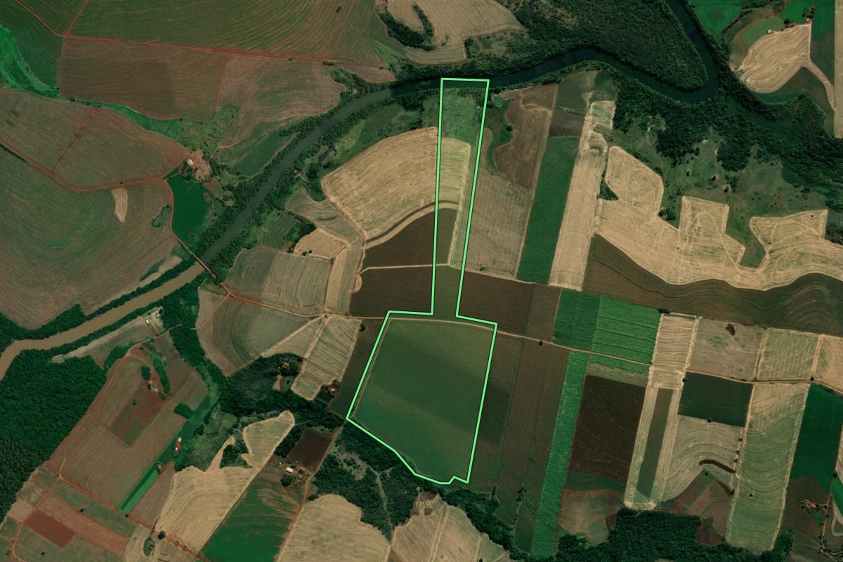 Imagem de satélite do imóvel rural em Bandeirantes (PR), com o contorno declarado no CAR desenhado por cima.