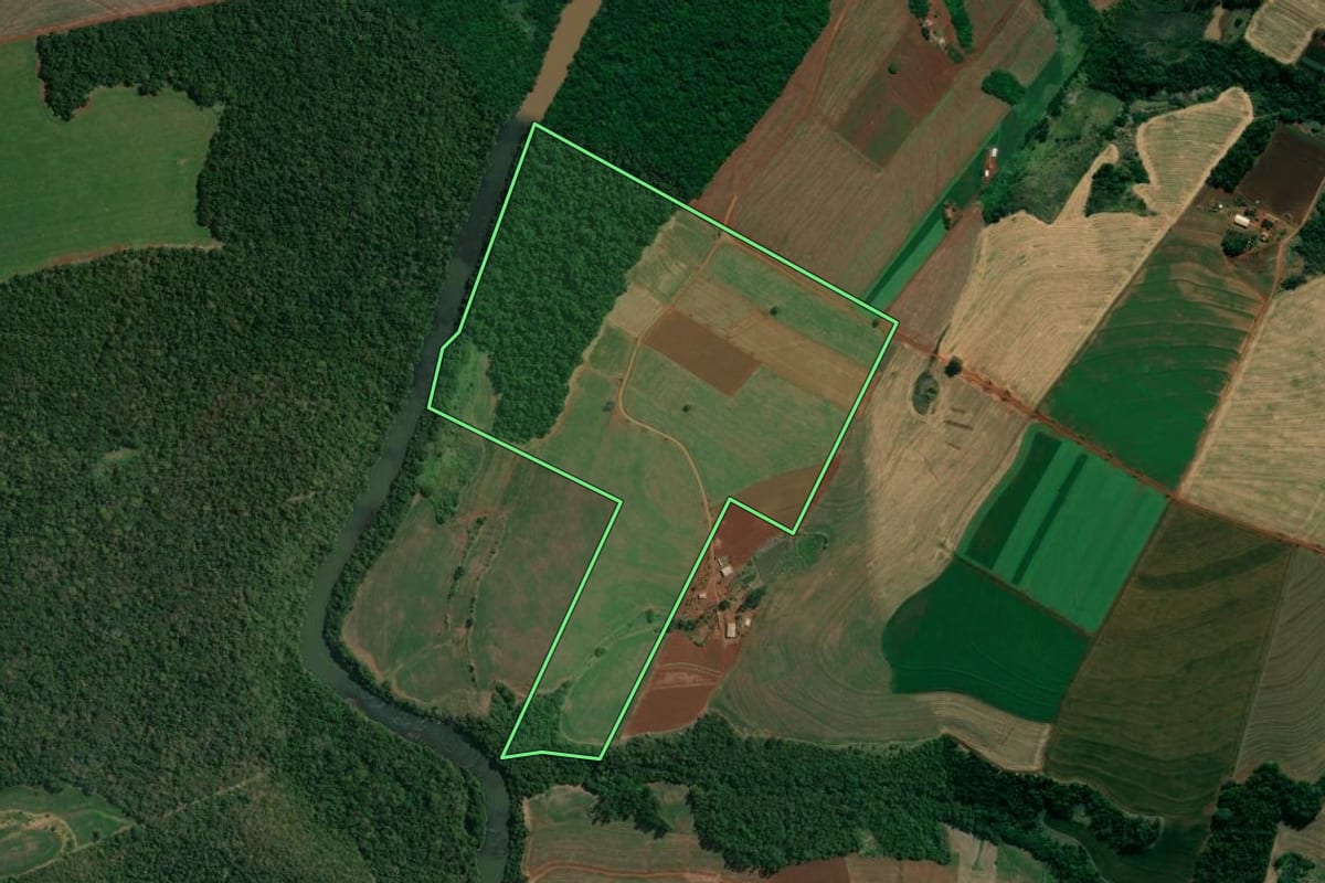 Imagem de satélite do imóvel rural em Bandeirantes (PR), com o contorno declarado no CAR desenhado por cima.