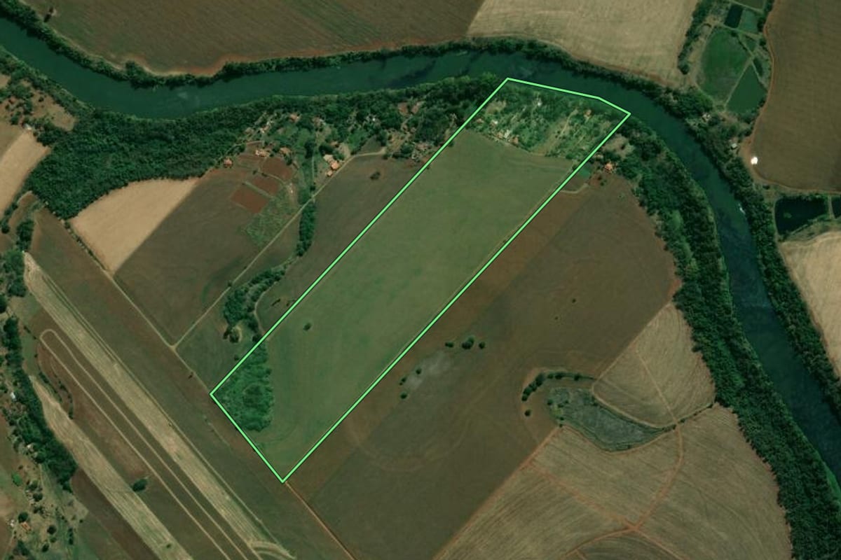 Imagem de satélite do imóvel rural em Bandeirantes (PR), com o contorno declarado no CAR desenhado por cima.