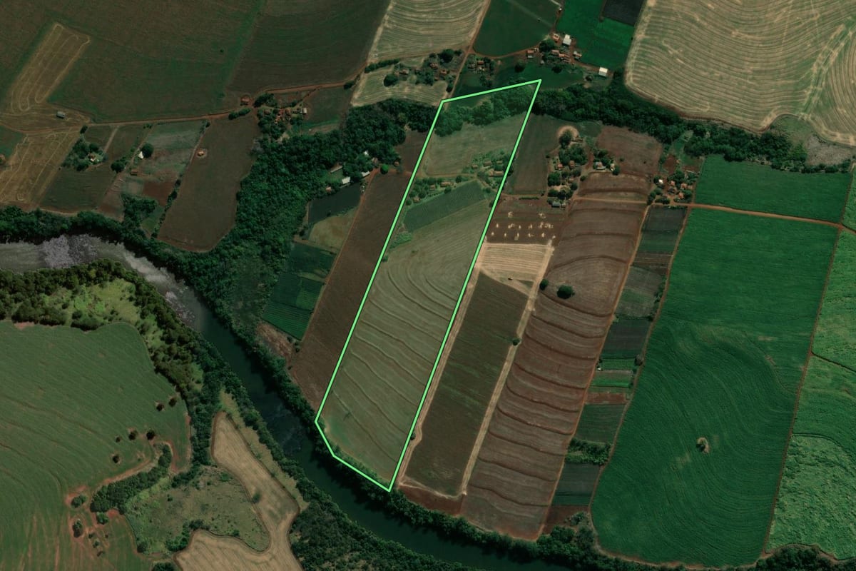 Imagem de satélite do imóvel rural em Bandeirantes (PR), com o contorno declarado no CAR desenhado por cima.