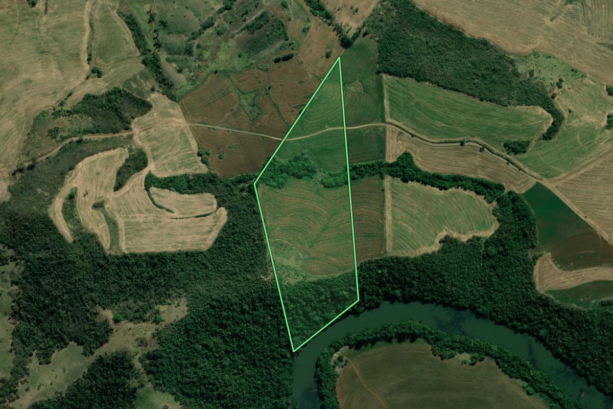 Imagem de satélite do imóvel rural em Bandeirantes (PR), com o contorno declarado no CAR desenhado por cima.