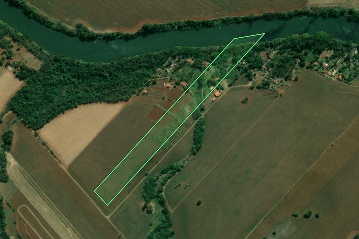 Imagem de satélite do imóvel rural em Bandeirantes (PR), com o contorno declarado no CAR desenhado por cima.