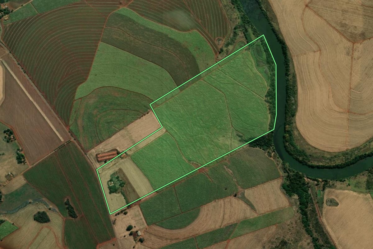 Imagem de satélite do imóvel rural em Bandeirantes (PR), com o contorno declarado no CAR desenhado por cima.