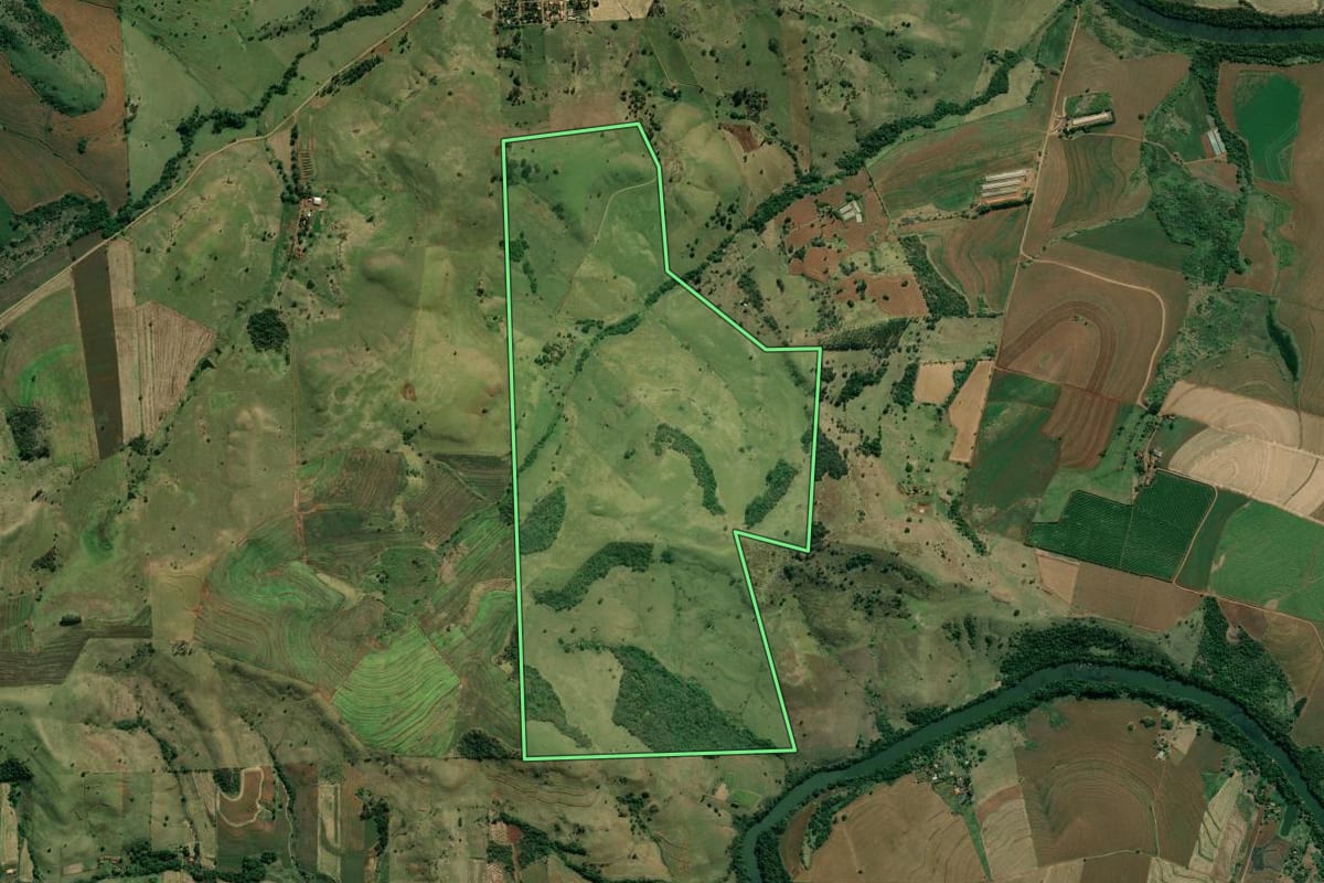 Imagem de satélite do imóvel rural em Bandeirantes (PR), com o contorno declarado no CAR desenhado por cima.