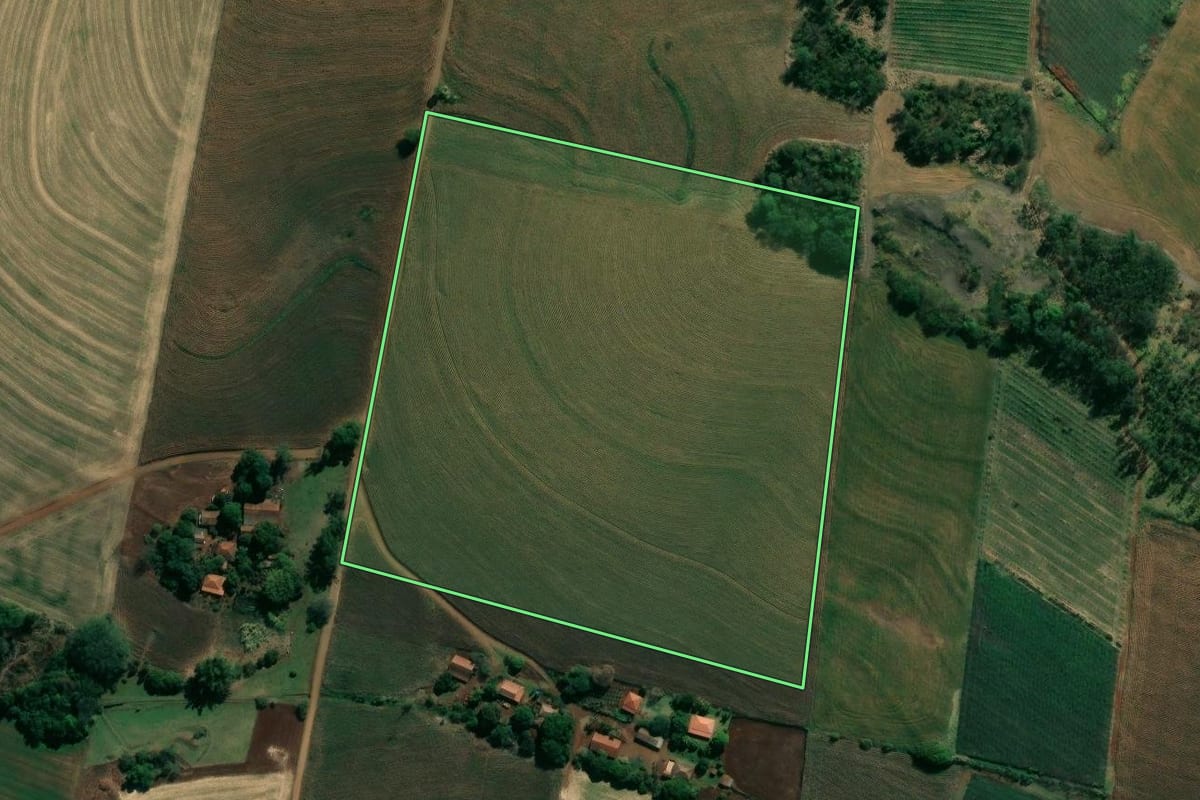 Imagem de satélite do imóvel rural em Bandeirantes (PR), com o contorno declarado no CAR desenhado por cima.