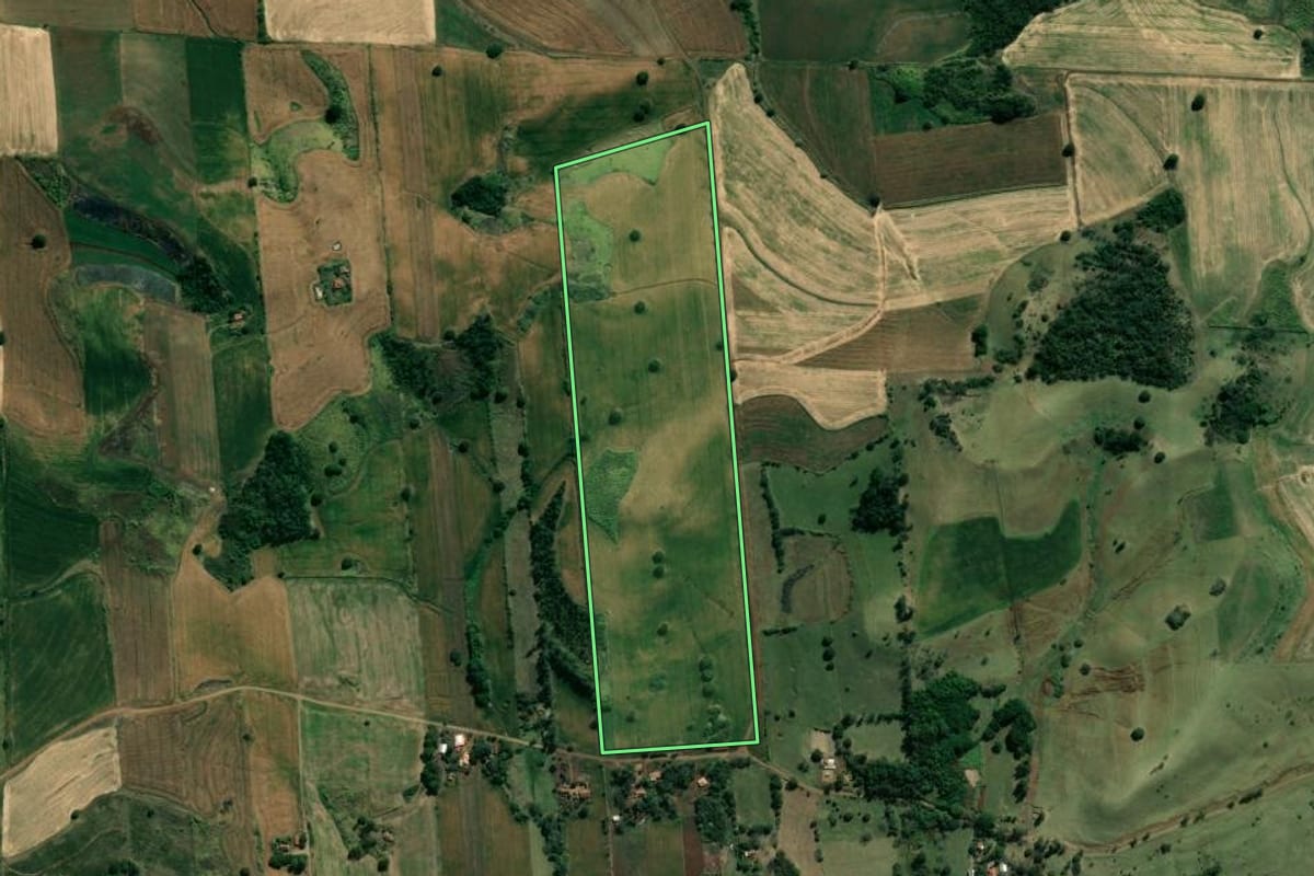 Imagem de satélite do imóvel rural em Bandeirantes (PR), com o contorno declarado no CAR desenhado por cima.