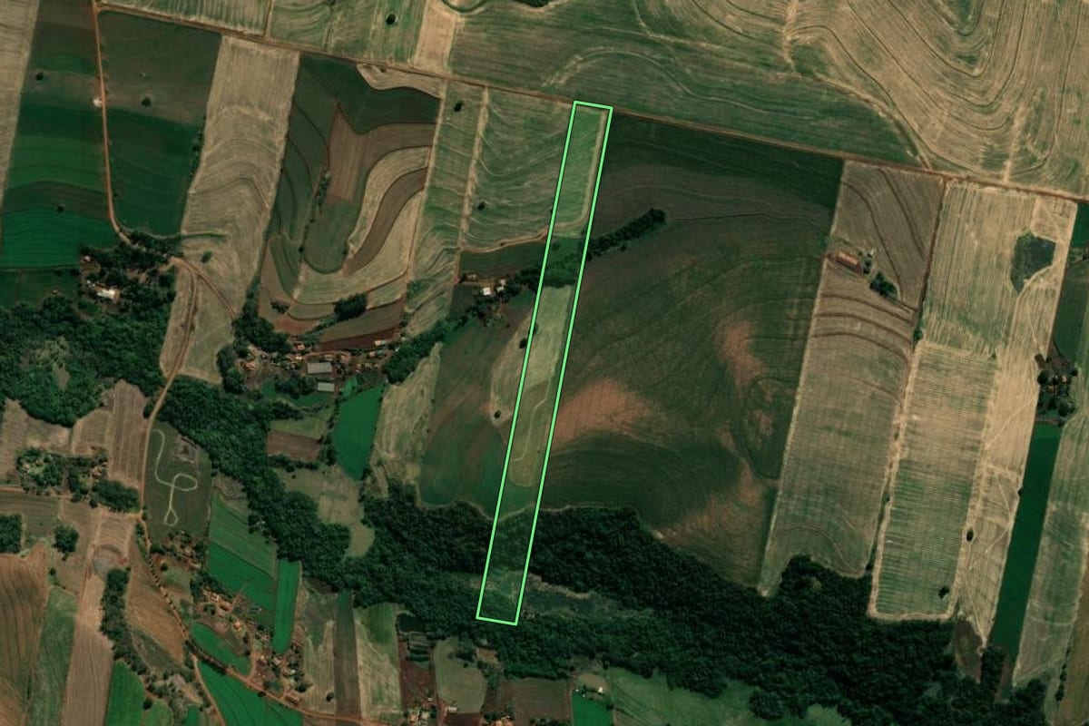 Imagem de satélite do imóvel rural em Bandeirantes (PR), com o contorno declarado no CAR desenhado por cima.