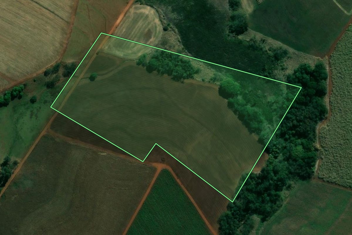 Imagem de satélite do imóvel rural em Bandeirantes (PR), com o contorno declarado no CAR desenhado por cima.