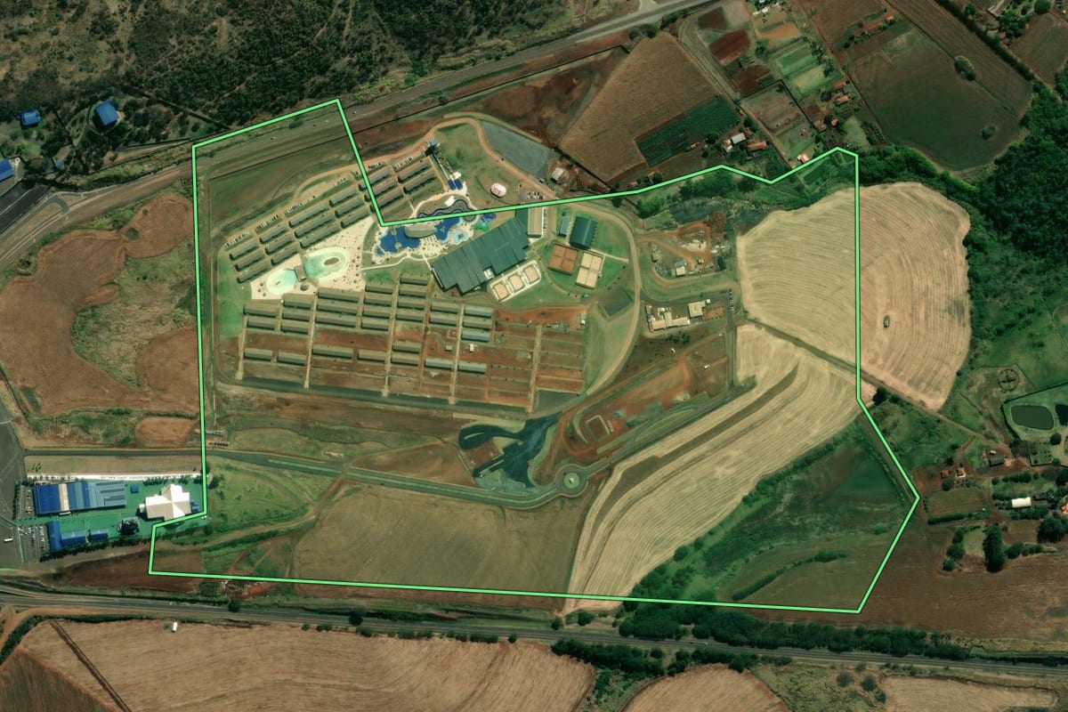 Imagem de satélite do imóvel rural em Bandeirantes (PR), com o contorno declarado no CAR desenhado por cima.