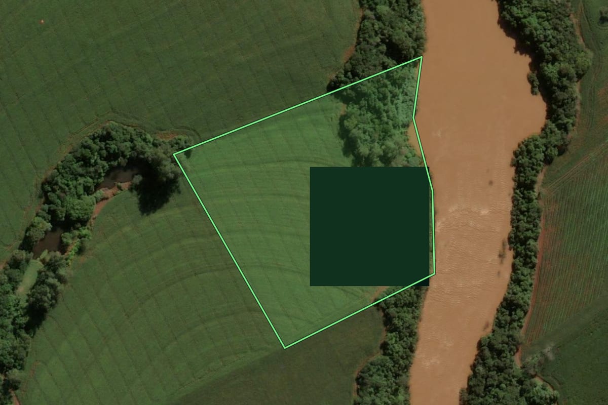 Imagem de satélite do imóvel rural em Barbosa Ferraz (PR), com o contorno declarado no CAR desenhado por cima.