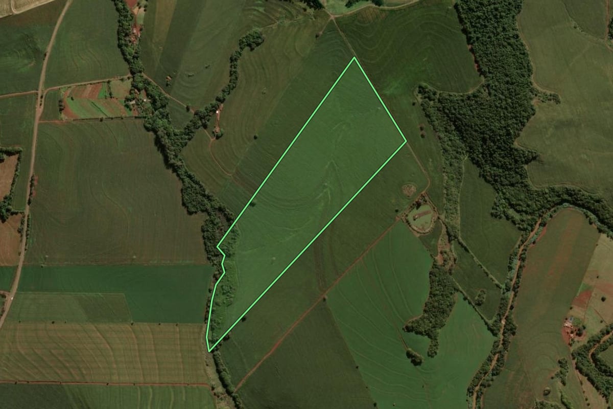 Imagem de satélite do imóvel rural em Barbosa Ferraz (PR), com o contorno declarado no CAR desenhado por cima.