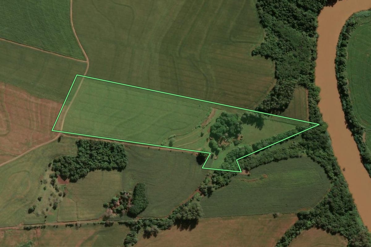 Imagem de satélite do imóvel rural em Barbosa Ferraz (PR), com o contorno declarado no CAR desenhado por cima.