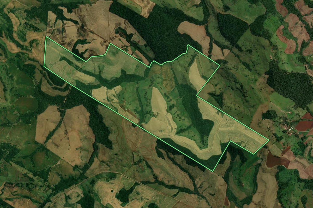 Imagem de satélite do imóvel rural em Barbosa Ferraz (PR), com o contorno declarado no CAR desenhado por cima.
