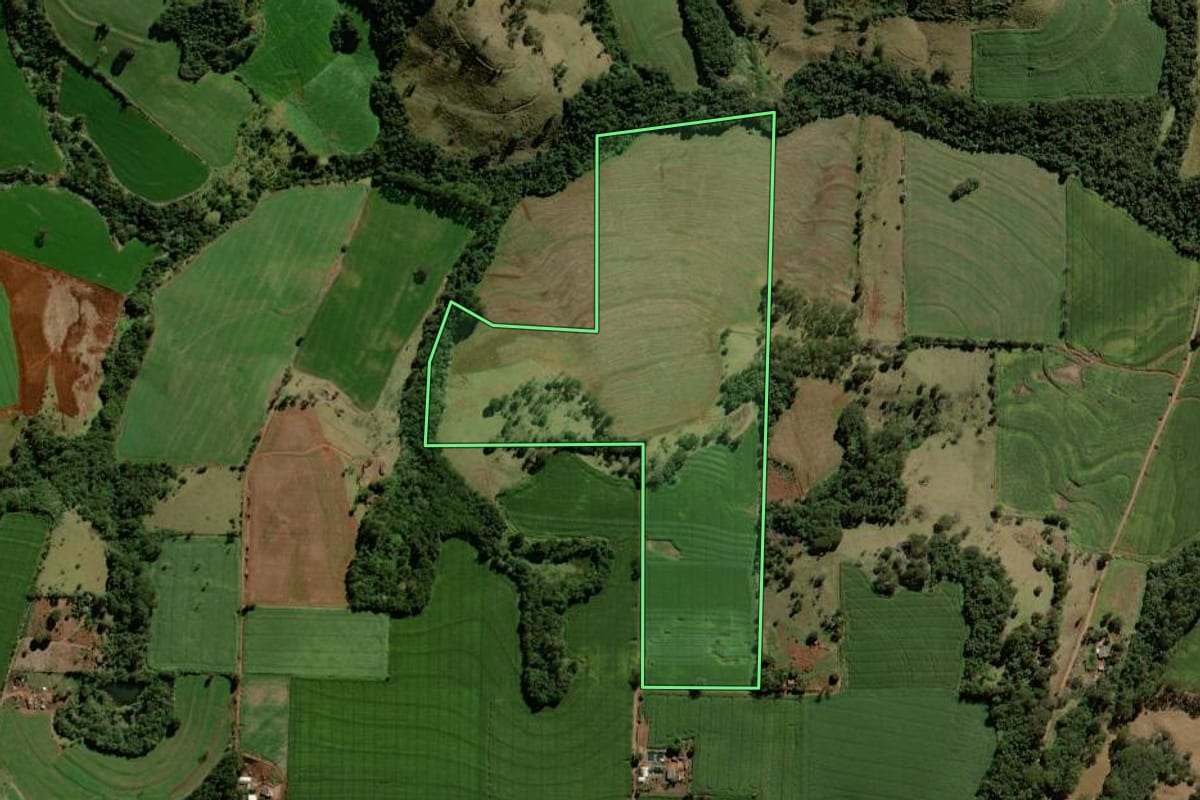 Imagem de satélite do imóvel rural em Barbosa Ferraz (PR), com o contorno declarado no CAR desenhado por cima.