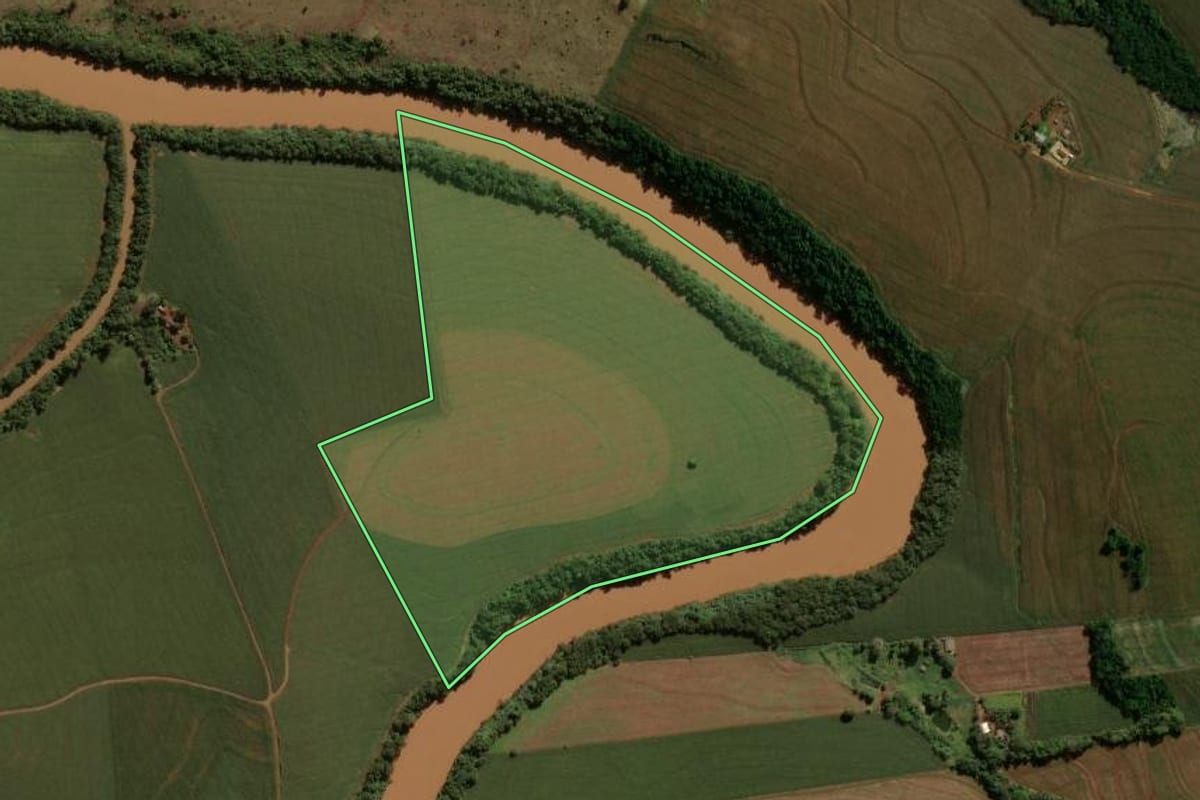 Imagem de satélite do imóvel rural em Barbosa Ferraz (PR), com o contorno declarado no CAR desenhado por cima.