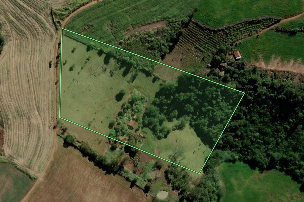 Imagem de satélite do imóvel rural em Barbosa Ferraz (PR), com o contorno declarado no CAR desenhado por cima.