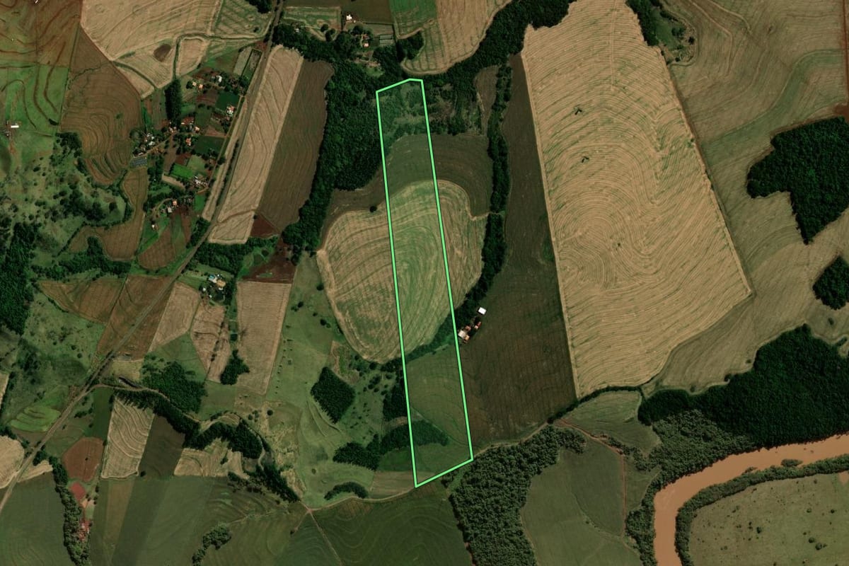 Imagem de satélite do imóvel rural em Barbosa Ferraz (PR), com o contorno declarado no CAR desenhado por cima.
