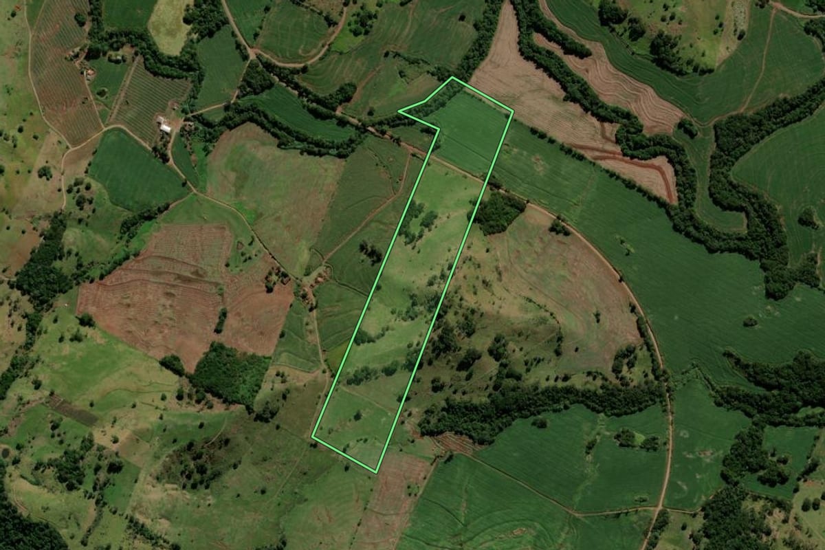 Imagem de satélite do imóvel rural em Barbosa Ferraz (PR), com o contorno declarado no CAR desenhado por cima.