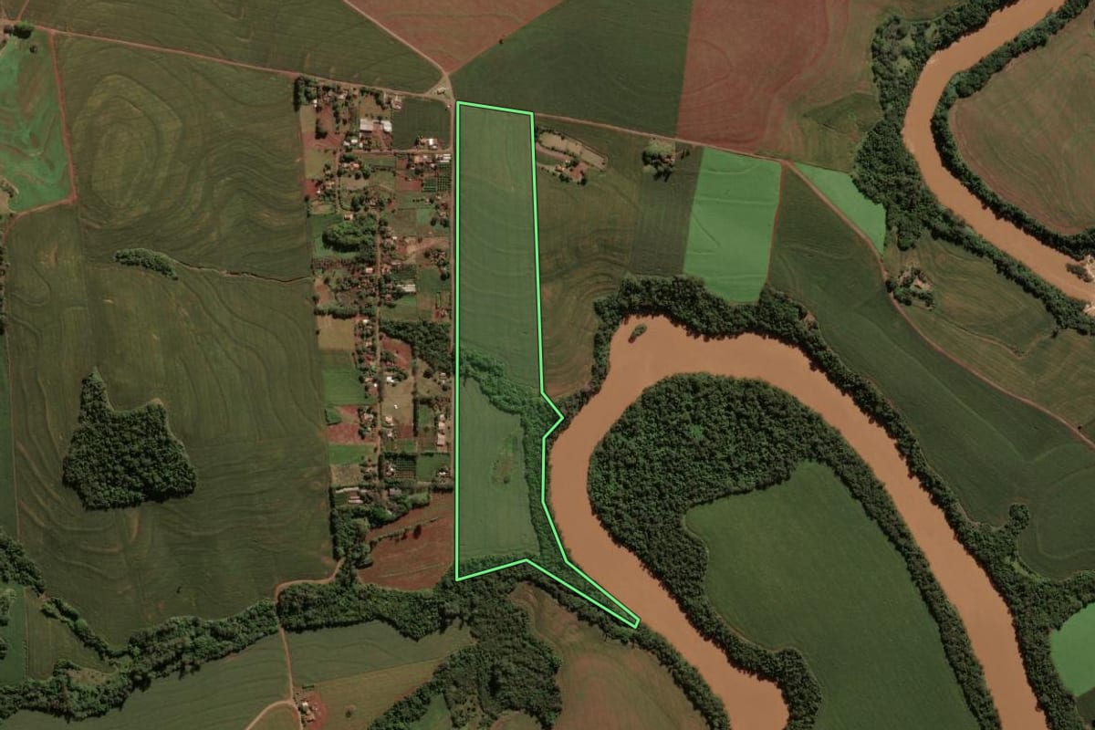 Imagem de satélite do imóvel rural em Barbosa Ferraz (PR), com o contorno declarado no CAR desenhado por cima.