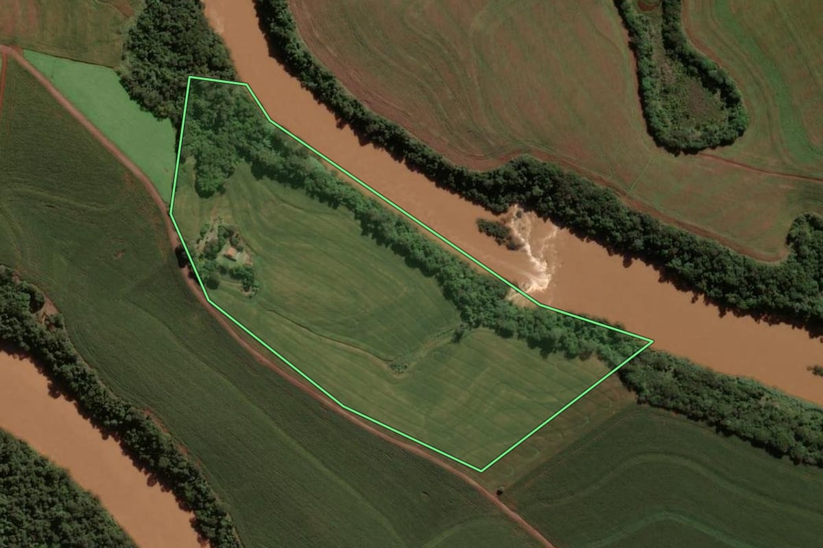 Imagem de satélite do imóvel rural em Barbosa Ferraz (PR), com o contorno declarado no CAR desenhado por cima.
