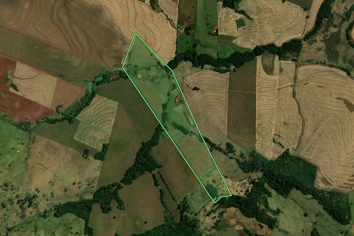Imagem de satélite do imóvel rural em Barbosa Ferraz (PR), com o contorno declarado no CAR desenhado por cima.
