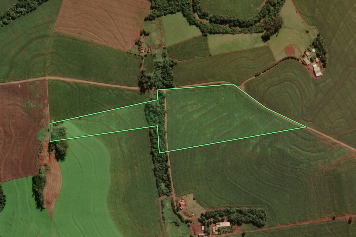 Imagem de satélite do imóvel rural em Barbosa Ferraz (PR), com o contorno declarado no CAR desenhado por cima.